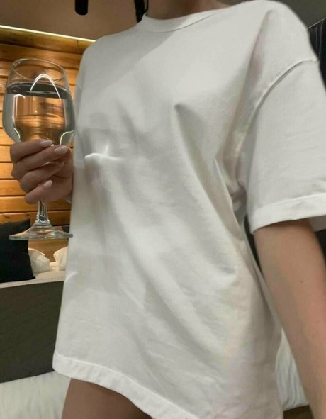 yanasugarr nude pornstar photo