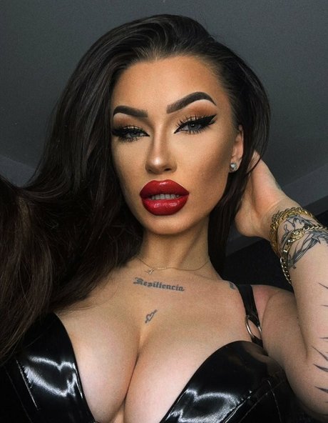 LaReinaMalvadaa naked model galleries