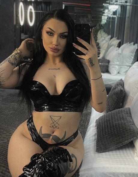 LaReinaMalvadaa perfect star photo