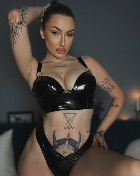 LaReinaMalvadaa model naked picture