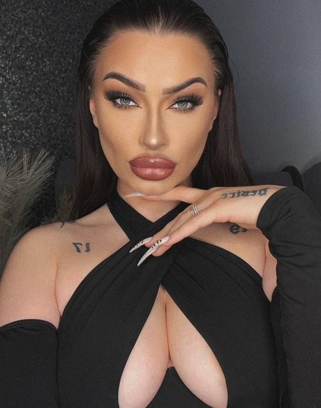 LaReinaMalvadaa hot star pics