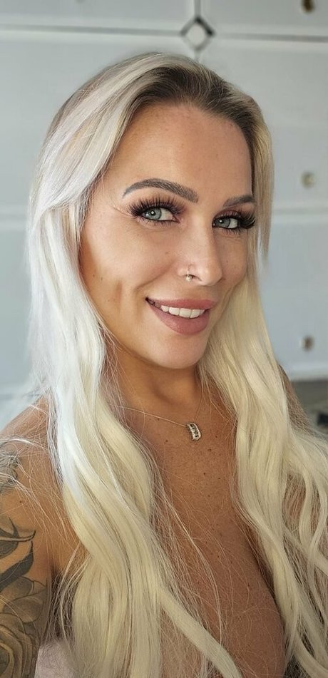 brithotwife nudes model img