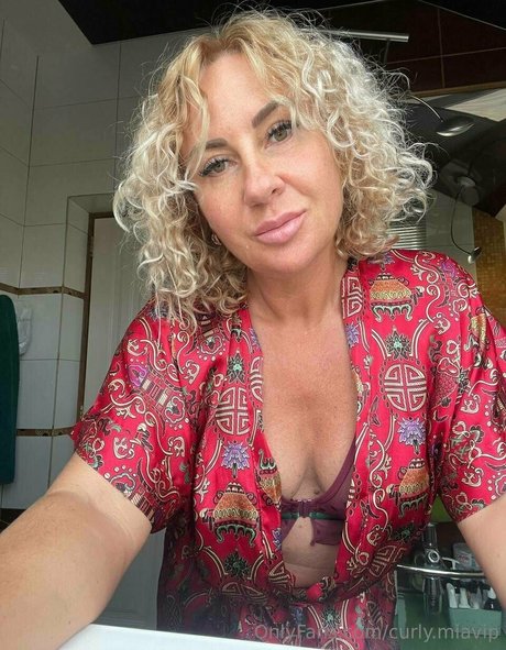 curly miavip actress pic