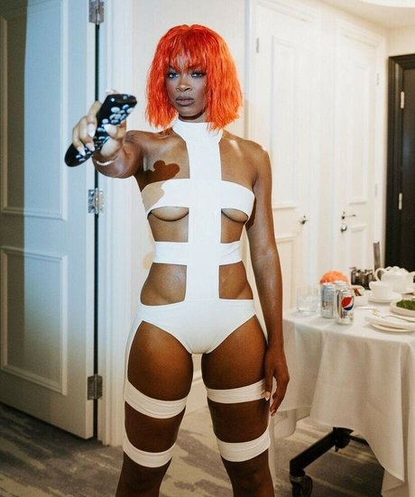 Ari Lennox model hot pics