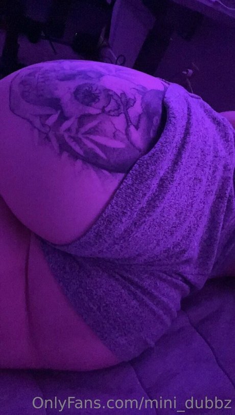 Mini dubbz naked model image