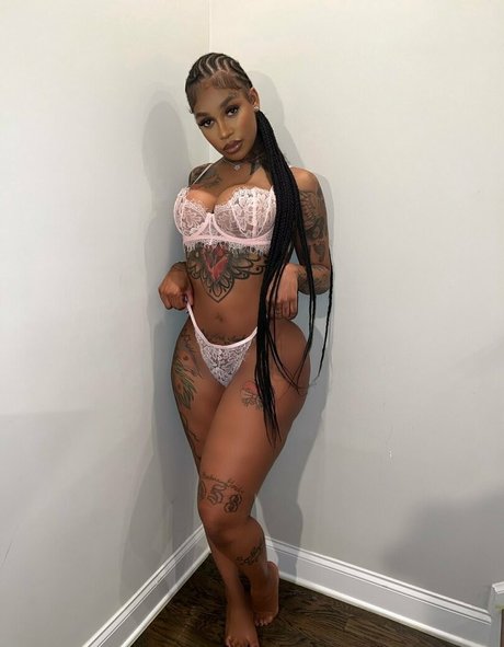 iampree erotic model img