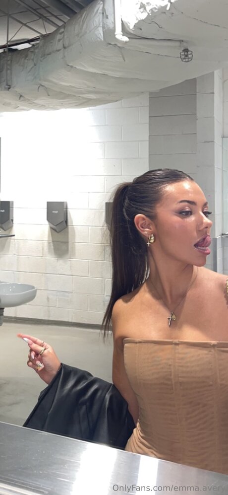 Emma Avery hd pornstar img