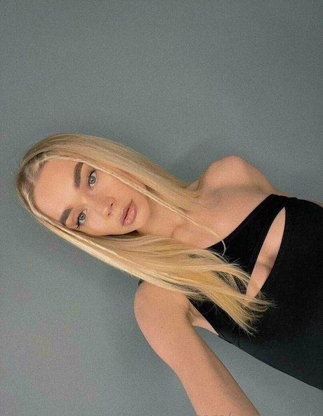 uwetpeach hot actress picture