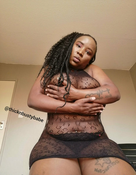 thicknbustybabefree sexy model image