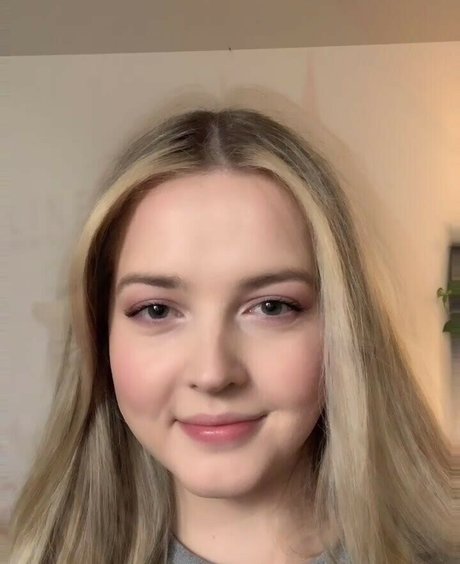 Maya V Henry nude model photo