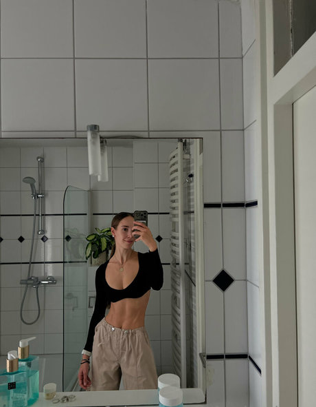 feralxxxberry exclusive model pictures