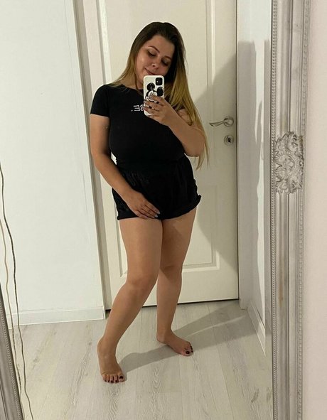 ariamoreu nude actress pictures