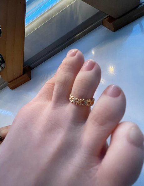 toesonglitter naked pornstar image