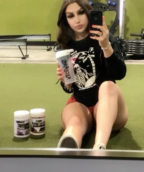 Chloe Flores pretty model photo