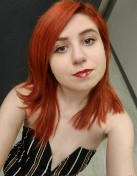 elladonella model naked photo