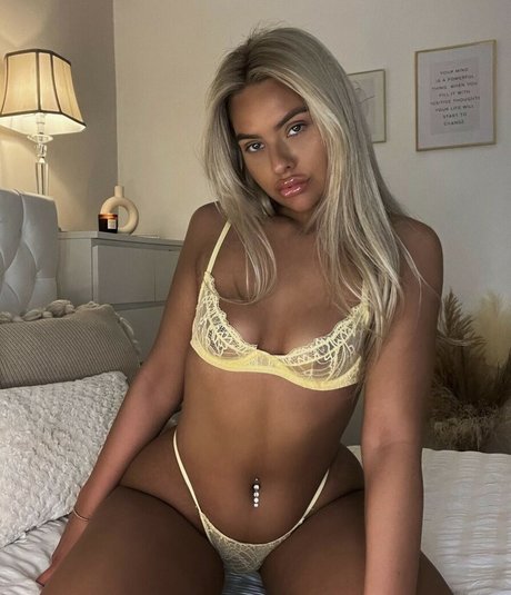 Hollyhenson model sexy picture