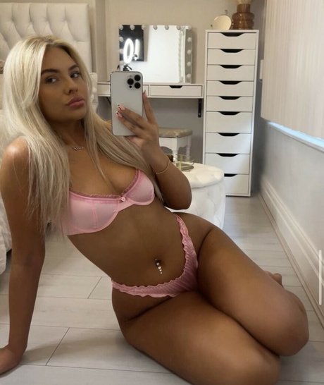 Hollyhenson model sexy image