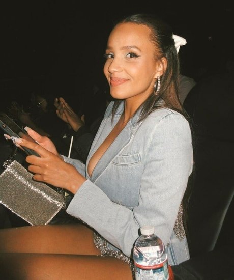 Ashley Nicole Williams model naked photo