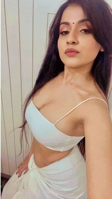 Nidhi Chaudhary sexy model picture