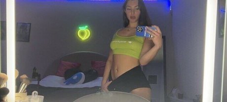 Peachyyvirgo naked model photo