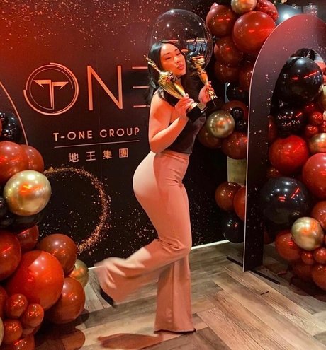 YueYue star top gallery