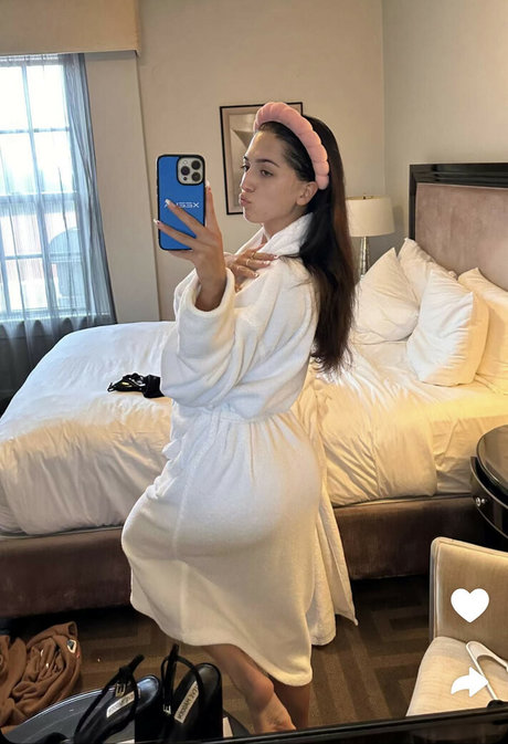 builtbybells xxx actress photo