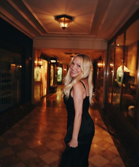 Barbara Alyn Woods hot model pics