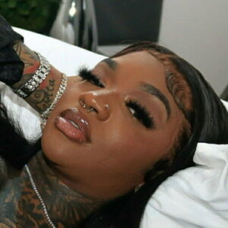 luvenchanting naked model image