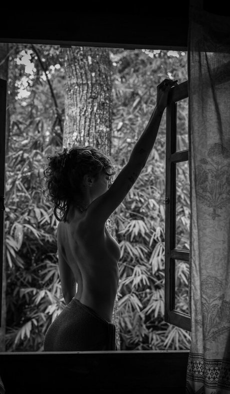 Vanessa Moe pretty pornstar archive