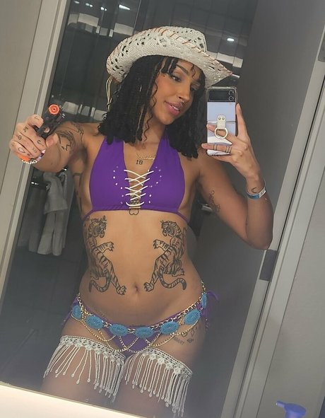 Juliet Cascaii erotic pornstar image