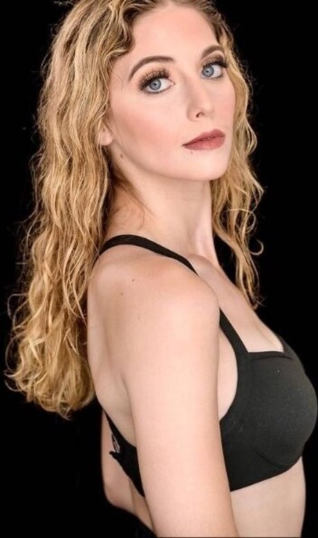 AlexandraQnin model beautiful pics