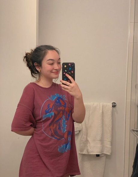 Mxmtoon pretty actress image