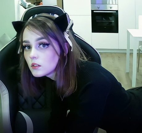 nenormova perfect actress image