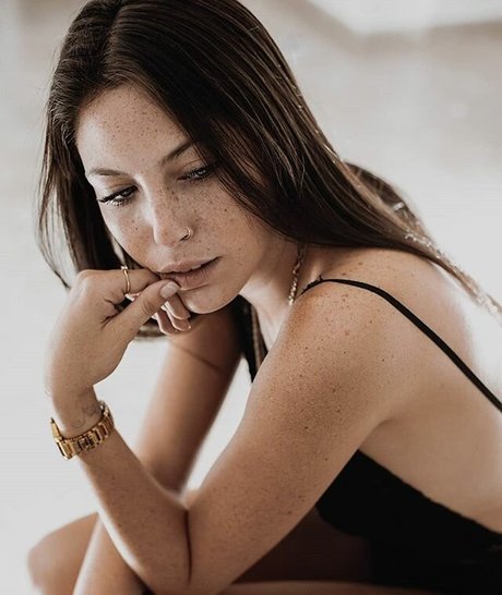 Agam Azulay perfect actress pictures