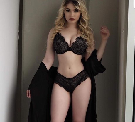 Savannah Lisa beautiful model image