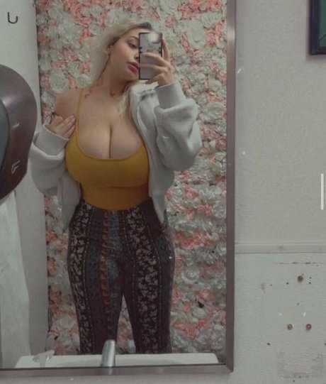 Bubble Bella nice pornstar pic