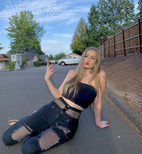 Cassandra Summer pretty pornstar image