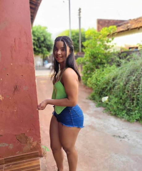 lucyluxonlyyyyy model art img