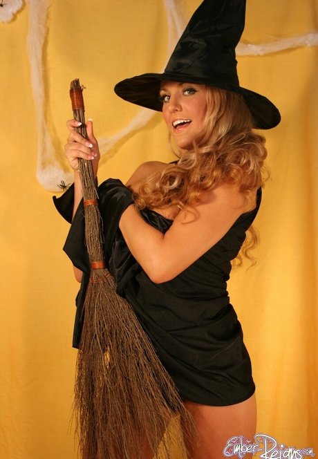 Ember Reigns model hot picture