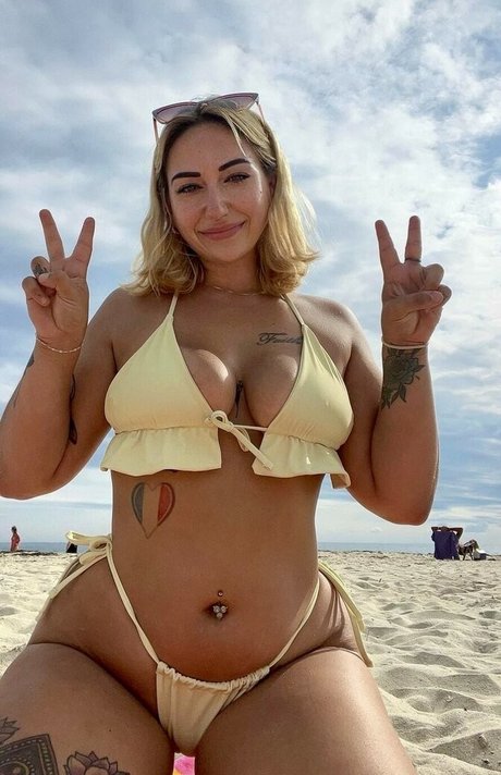 Hannah Helena naked model images