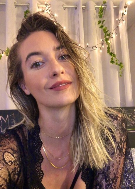 ElectricApril naked model picture