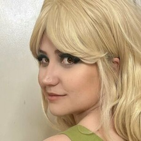 Broonling hot actress pics