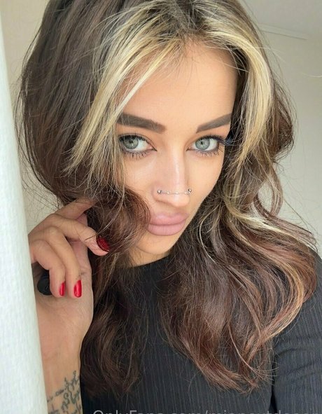 mianextdooor model sexy gallery