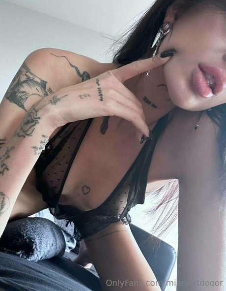 mianextdooor perfect model photo