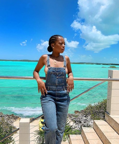 Cleopatra Lee model free photos