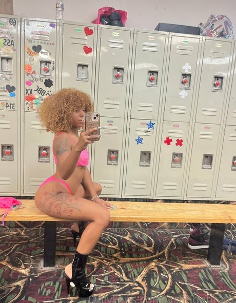 ashhdabrattt sexy model pic