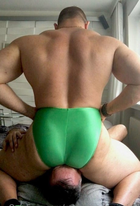 muscle submission art model image