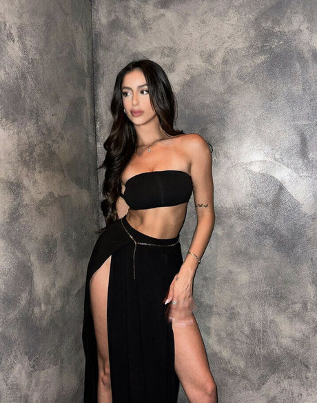 Bar Mansuri star nude image