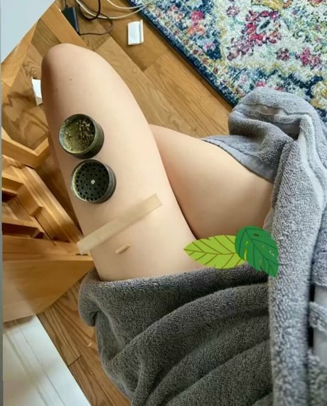 come lay with adile nude model img