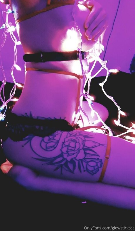 glowsticksss pornstar exclusive images